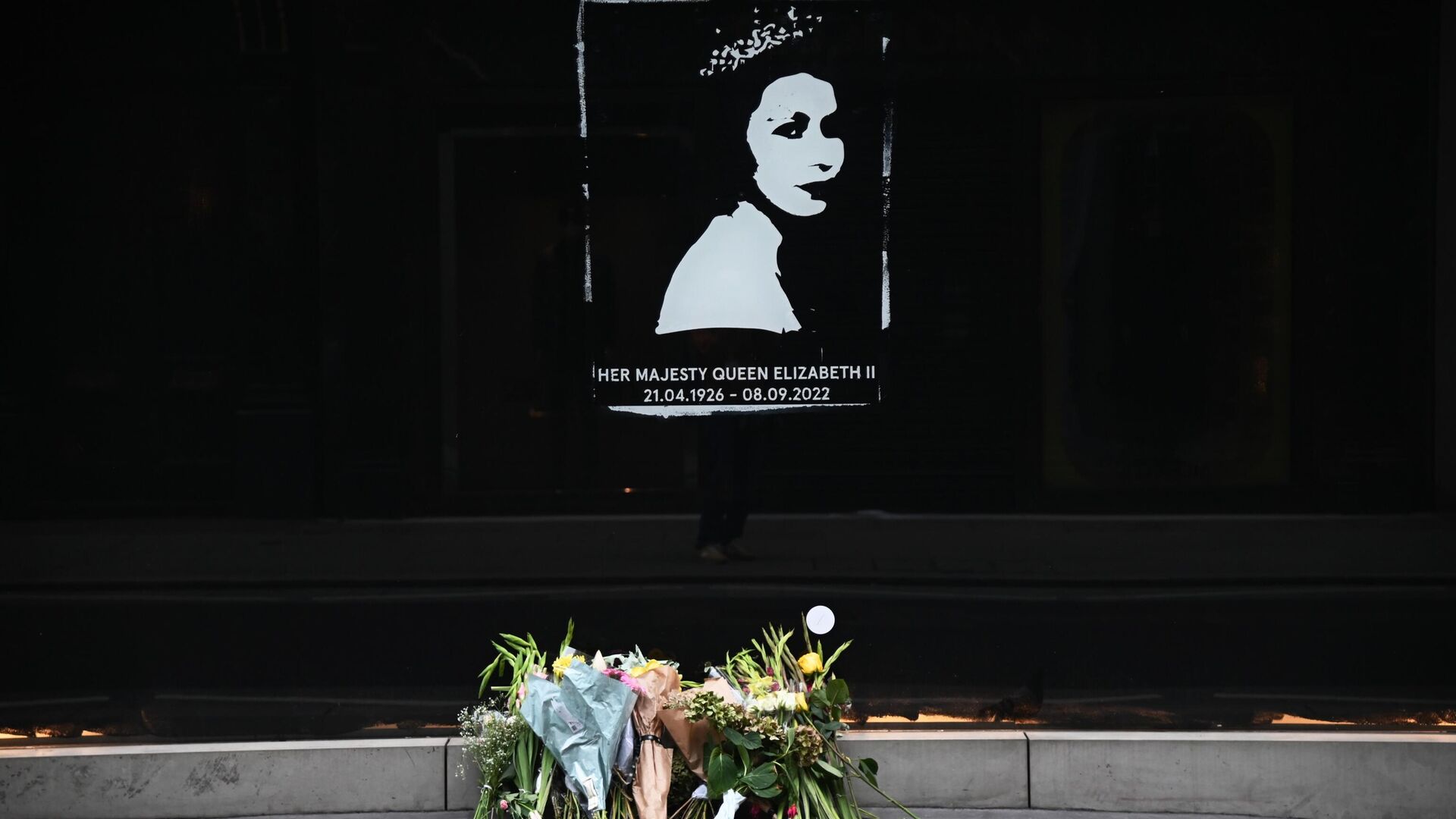 Портрет королевы Великобритании Елизаветы II на улице в Лондоне в день ее похорон - РИА Новости, 1920, 26.11.2022