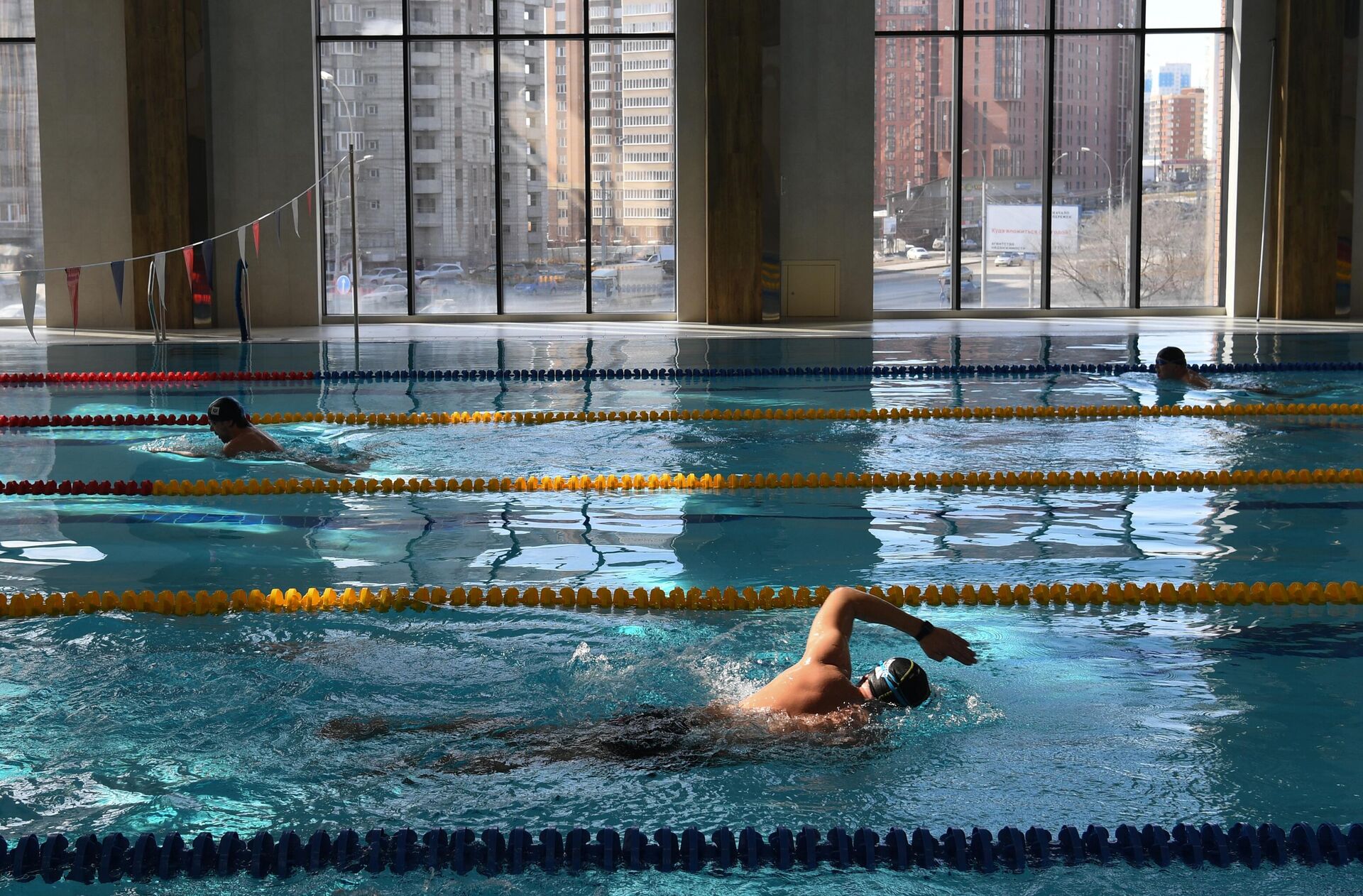 Посетители в бассейне нового спортивно-оздоровительного комплекса НиваФит в Новосибирске - РИА Новости, 1920, 24.12.2022