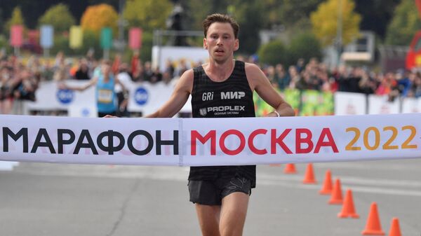 Искандер Ядгаров финиширует в Московском марафоне - 2022