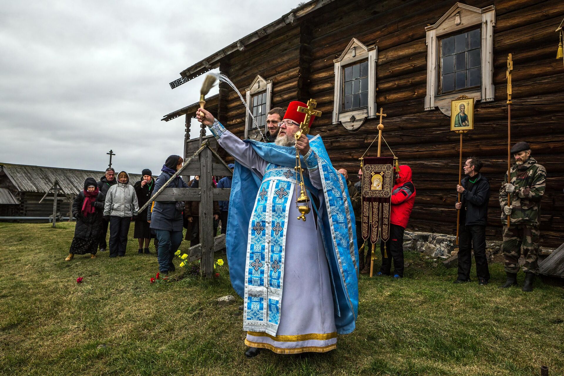 Настоятель Кижского прихода, священник отец Павел Лехмус производит обряд освящения в праздник Покрова Богородицы на территории Государственного историко-архитектурного музея-заповедника Кижи в Карелии - РИА Новости, 1920, 29.08.2023