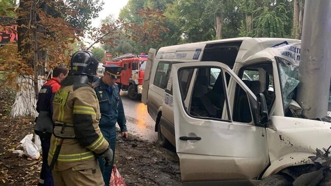 Маршрутный микроавтобус протаранил опору освещения в Саратове