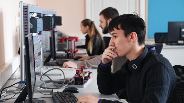 Студенты во время работы в лаборатории автоматизации и виртуализации процессов института цветных металлов и материаловедения Сибирского федерального университета