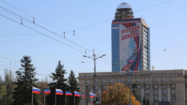 Российские флаги на площади Ленина в центре Донецка
