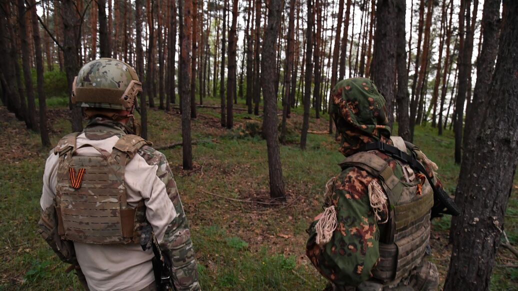 © РИА Новости / Виктор АнтонюкПерейти в медиабанк<br>Военнослужащие ВС РФ на линии соприкосновения в Харьковской области. Архивное фото