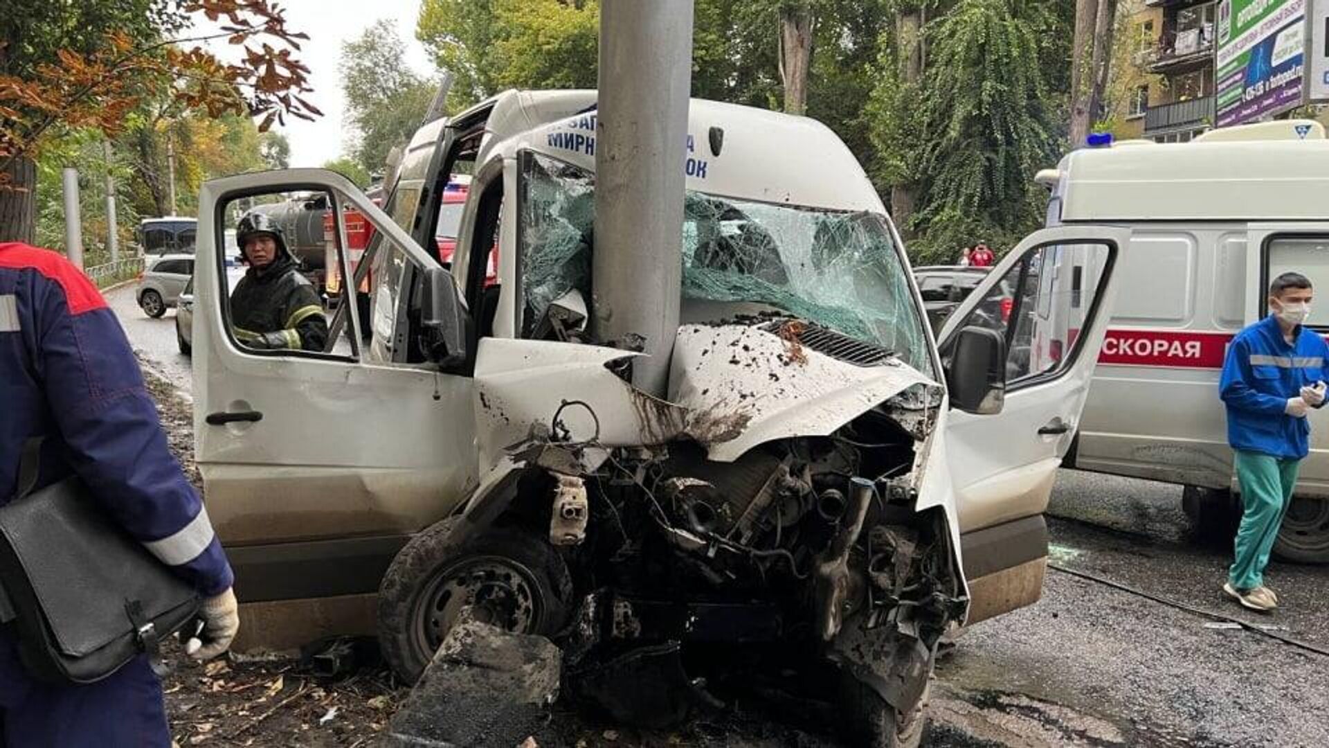 В Саратове маршрутка врезалась в фонарный столб, пострадали 14 человек -  РИА Новости, 20.09.2022