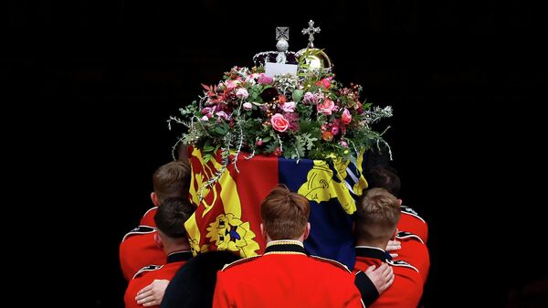 Гроб с телом британской королевы Елизаветы II заносят в часовню Святого Георгия в Виндзоре, Англия