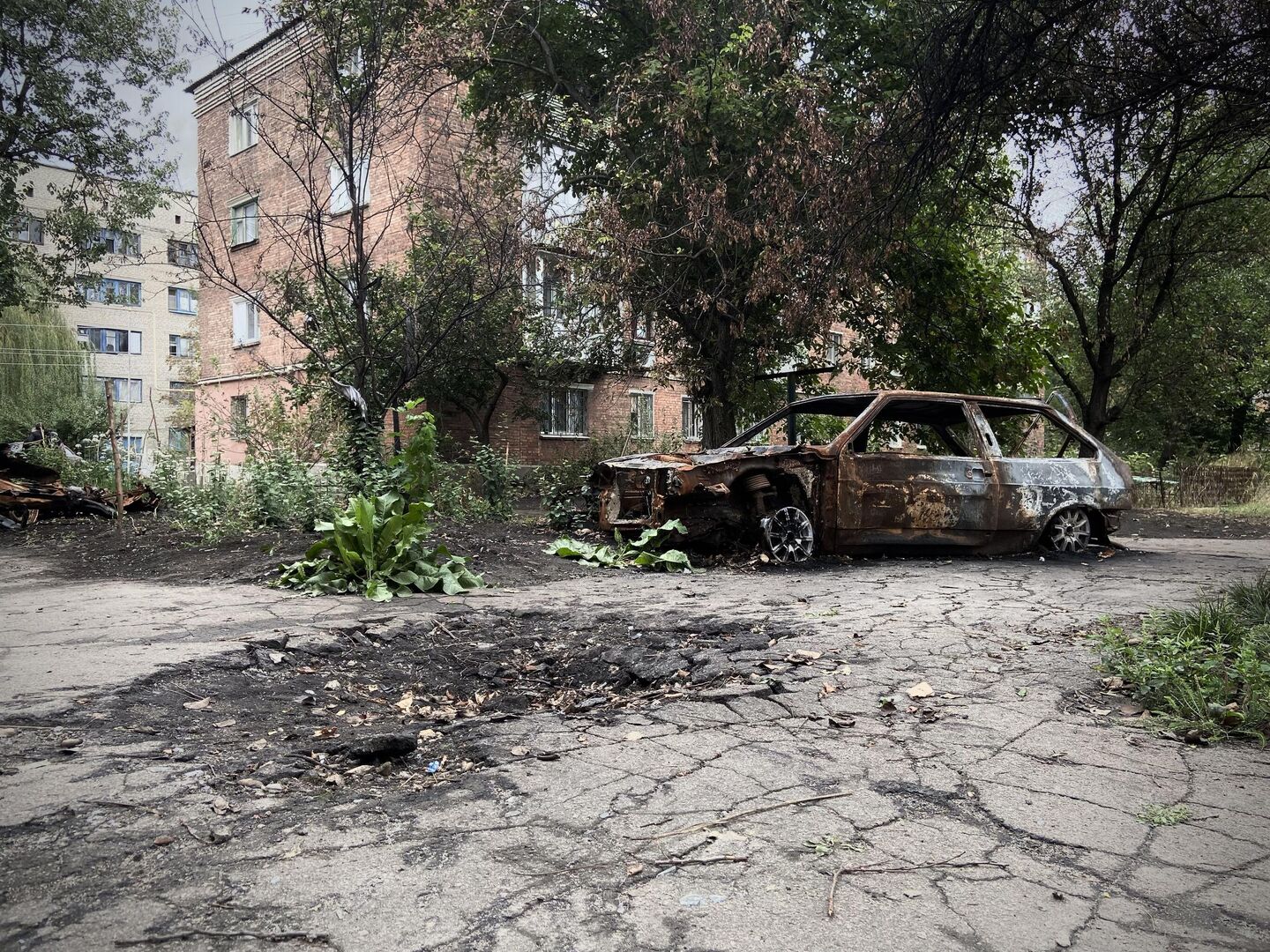 Воронка от снаряда в Ясиноватой Воронка от снаряда в Ясиноватой