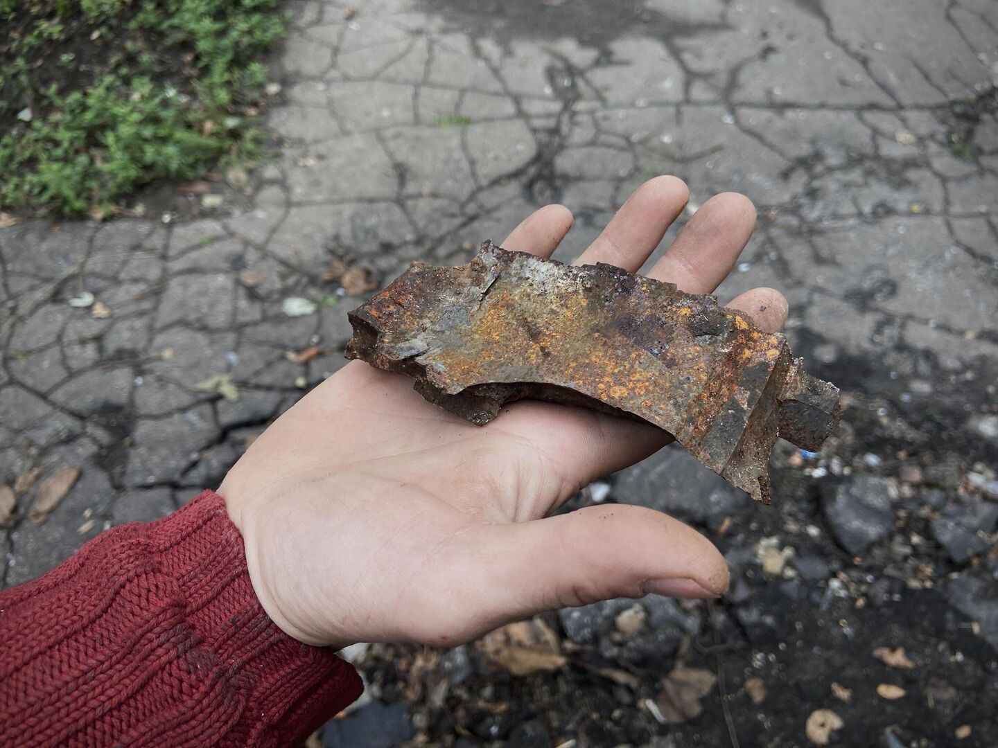 Мужчина демонстрирует осколок от снаряда Мужчина демонстрирует осколок от снаряда