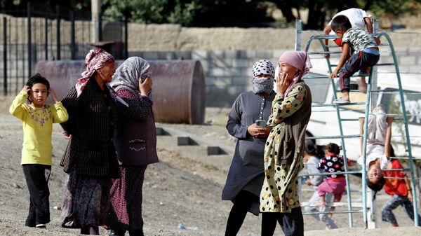Беженцы на одной из улиц в селе Боз-Адыр в Киргизии