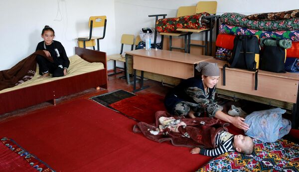 Беженцы в пункте временного размещения в школе в селе Боз-Адыр в Киргизии