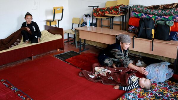 Беженцы в пункте временного размещения в школе в селе Боз-Адыр в Киргизии