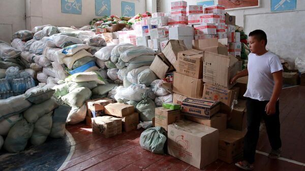 Склад гуманитарной помощи для беженцев в спортивном зале школы в селе Боз-Адыр в Киргизии