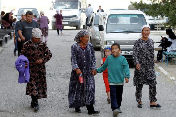 Беженцы на одной из улиц в селе Боз-Адыр в Киргизии