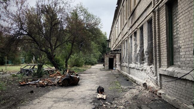 Пострадавший от обстрелов дом в Ясиноватой