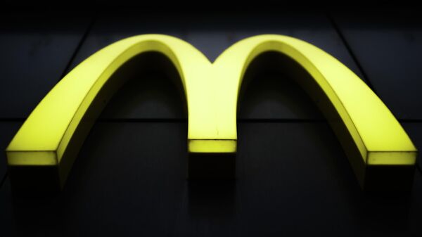 Логотип на здании ресторана McDonalds 