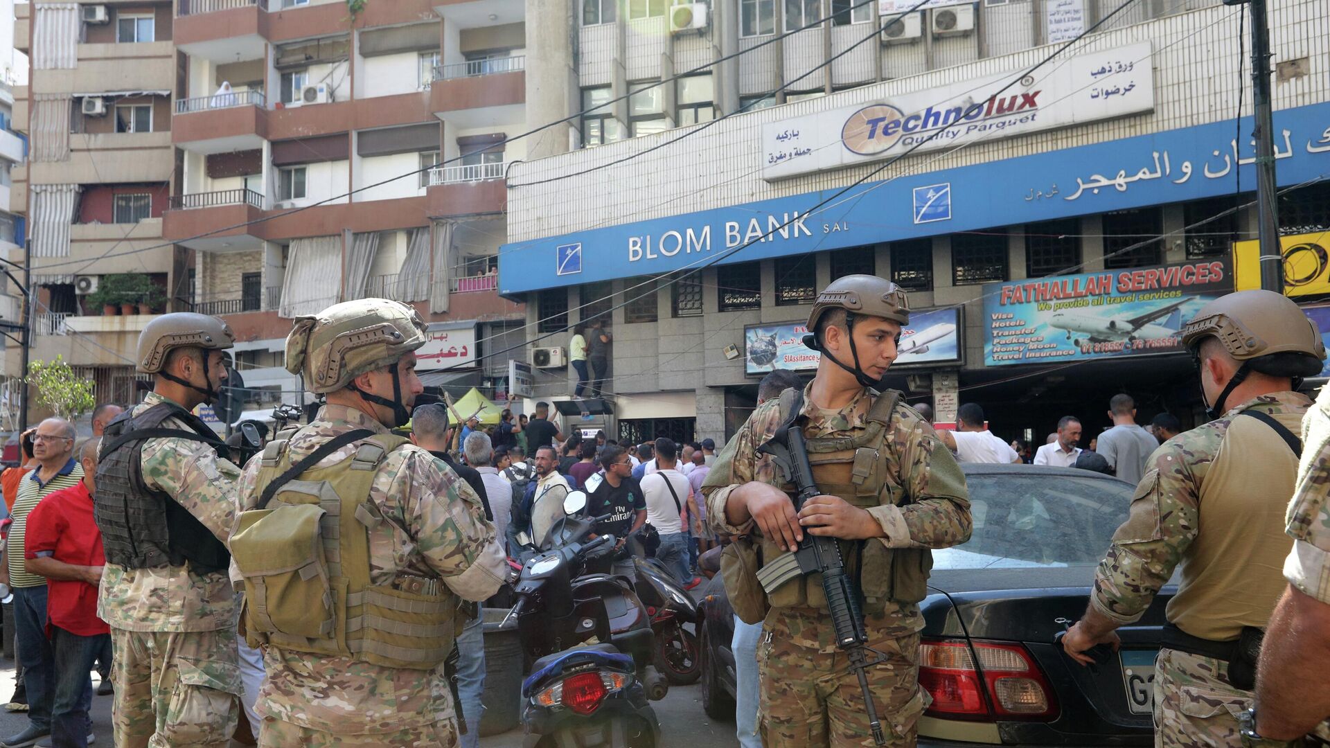 Силы безопасности Ливана перед отделением Blom Bank в районе Тарик аль-Дждиде в столице Бейрута - РИА Новости, 1920, 20.09.2022