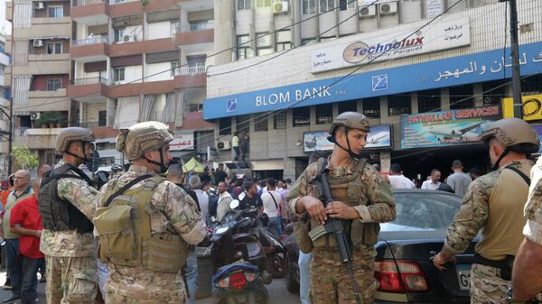 Силы безопасности Ливана перед отделением Blom Bank в районе Тарик аль-Дждиде в столице Бейрута