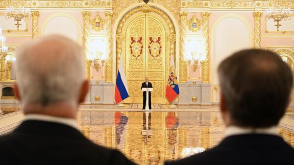 Президент РФ Владимир Путин выступает на церемонии вручения верительных грамот чрезвычайными и полномочными послами иностранных государств в Александровском зале Большого Кремлевского дворца