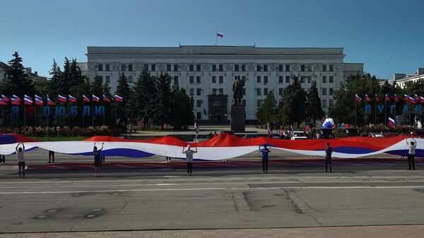Флаг России в Луганске