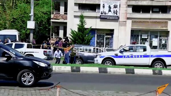 Обстановка около банка в Кутаиси, где вооруженный мужчина удерживает 12 заложников