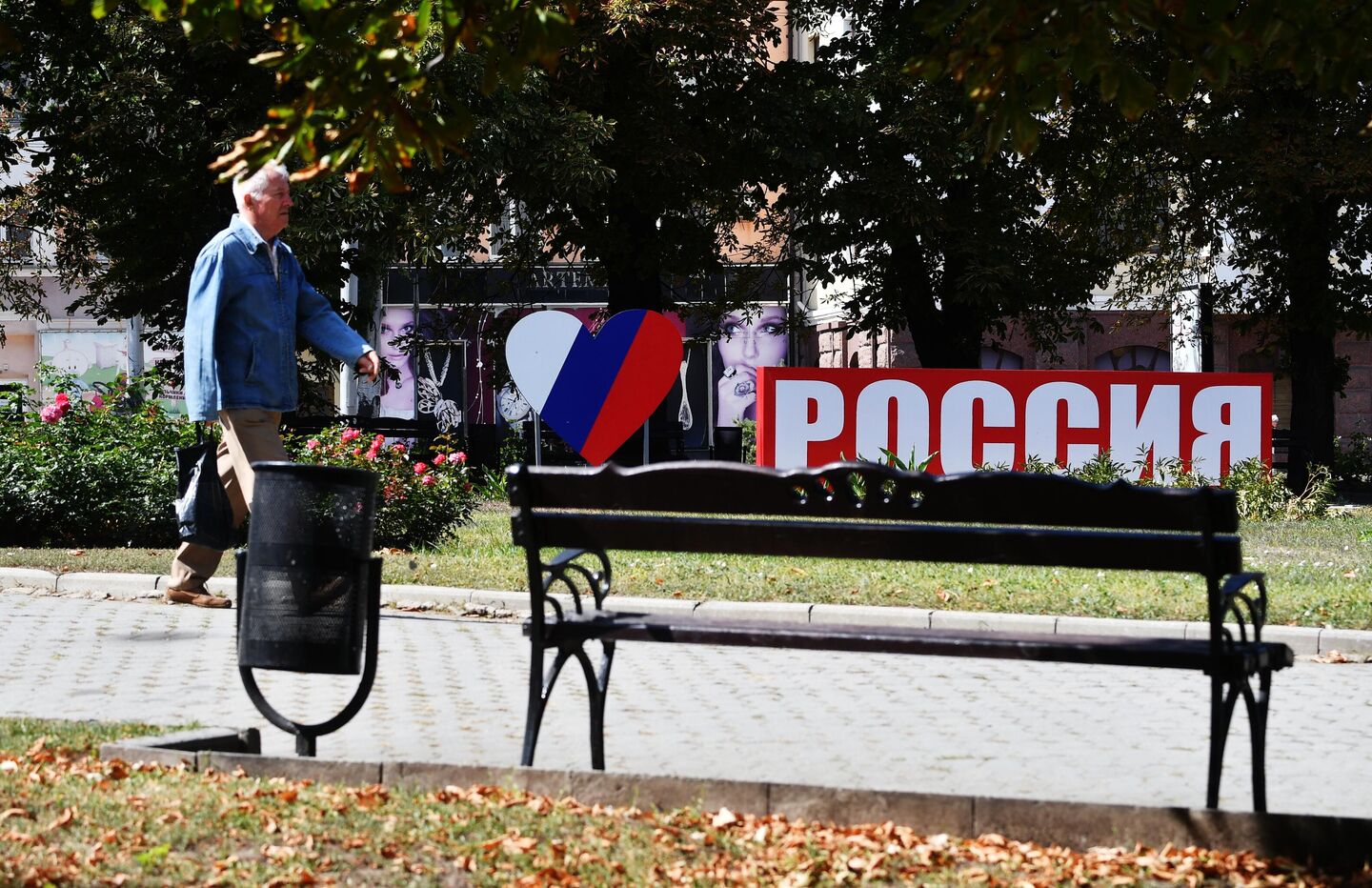 Мужчина на аллее в парке в Донецке Мужчина на аллее в парке в Донецке