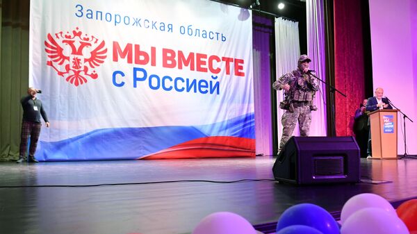 Военнослужащий ВС РФ выступает в ДК Железнодорожников в Мелитополе
