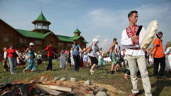 Молодые люди участвуют в языческом ритуале во время фестиваля славянской культуры Калина сладкая в культурно-образовательном туристическом центре Этномир