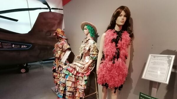 Платья в музее мусора