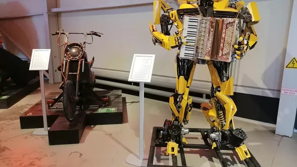 Робот и мотоцикл в музее мусора