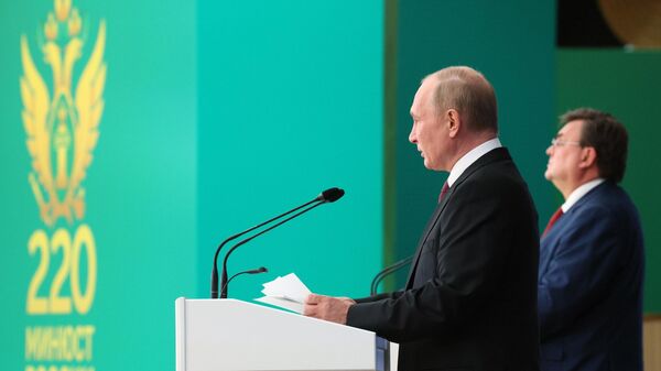 Президент РФ Владимир Путин выступает на торжественном собрании, посвященном 220-летию со дня образования Министерства юстиции России