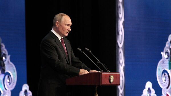 Президент РФ Владимир Путин выступает на праздничном мероприятии, посвящённом 100-летию республик Адыгея, Кабардино-Балкария и Карачаево-Черкесия, в Государственном Кремлёвском дворце