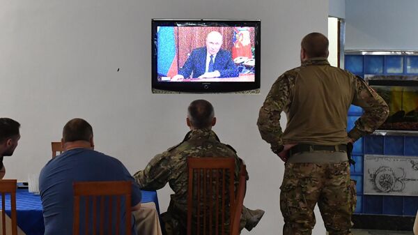 Военнослужащие смотрят трансляцию срочного телеобращения президента РФ Владимира Путина к россиянам в Донецкой области