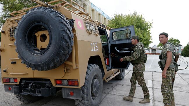 Киргизские военнослужащие в селе Максат на киргизско-таджикской границе