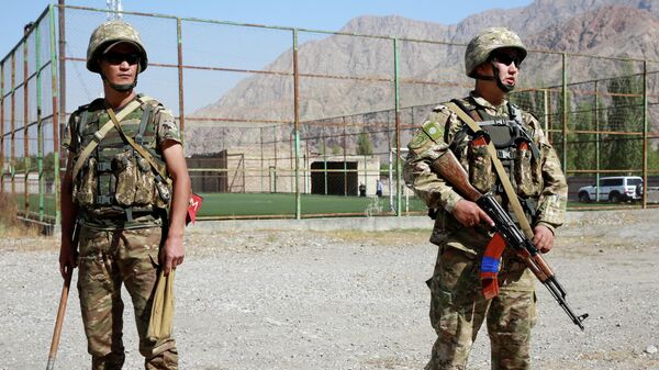 Киргизские военные в селе Ак-Сай на киргизско-таджикской границе