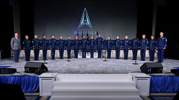 Оркестр ВВС США исполняет новый гимн военно-космических сил во время конференции по вопросам воздушного, космического и киберпространства