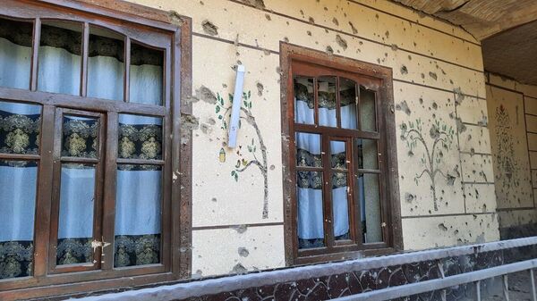 Дом в деревне Чорку, поврежденный из-за перестрелки на границе Таджикистана и Киргизии