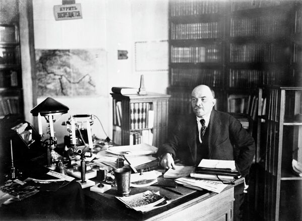 Владимир Ильич Ленин в своем рабочем кабинете в Кремле