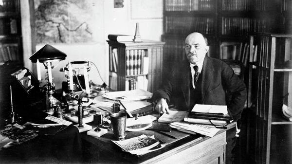 Владимир Ильич Ленин в своем рабочем кабинете в Кремле