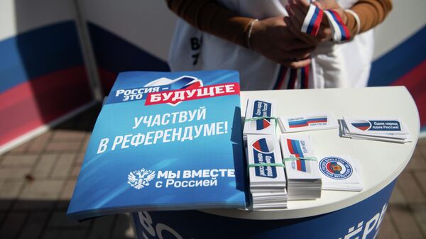 Волонтеры раздают на улицах Луганска информационные материалы в рамках подготовки к референдуму о присоединении ЛНР к России