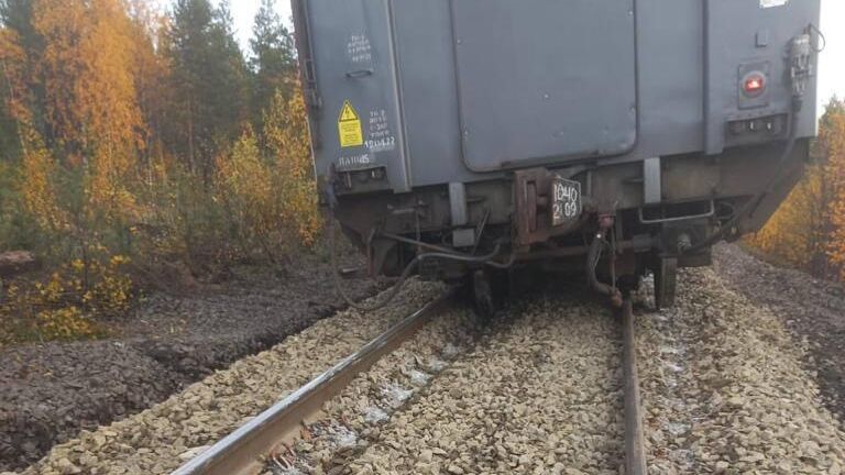 Схода вагонов пассажирского поезда в Мурманской области