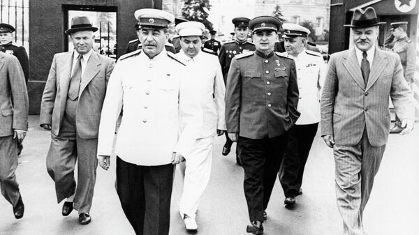 Никита Хрущев, Иосиф Сталин, Георгий Маленков, Лаврентий Берия, Вячеслав Молотов направляются на Красную площадь, на парад физкультурников