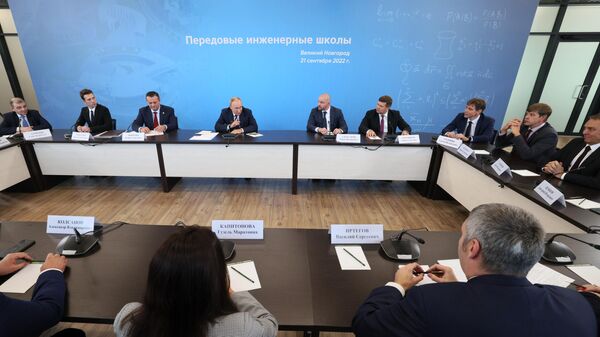 Президент РФ Владимир Путин проводит встречу с руководителями передовых инженерных школ в Великом Новгороде