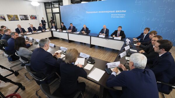 Президент РФ Владимир Путин проводит встречу с руководителями передовых инженерных школ в Великом Новгороде