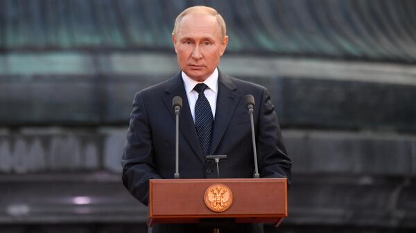 Путин выступает на концерте в честь празднования 1160-летия зарождения российской государственности в Великом Новгороде