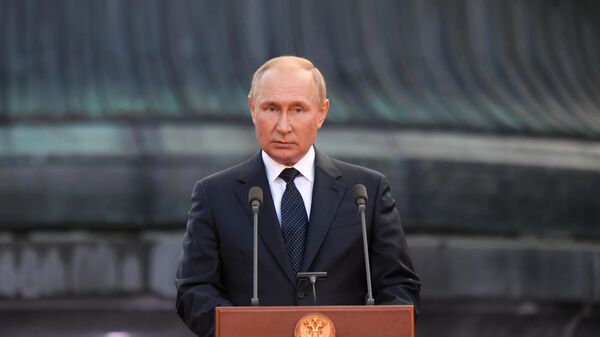 Путин выступает на концерте в честь празднования 1160-летия зарождения российской государственности в Великом Новгороде