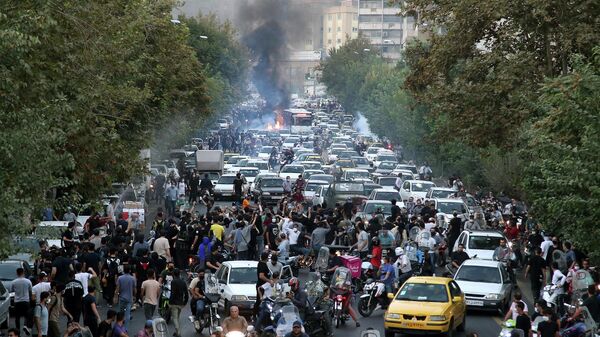 Участники акции протеста в центре Тегерана, Иран
