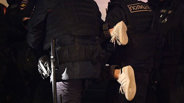 Сотрудники полиции во время задержания участников несанкционированной акции в Москве
