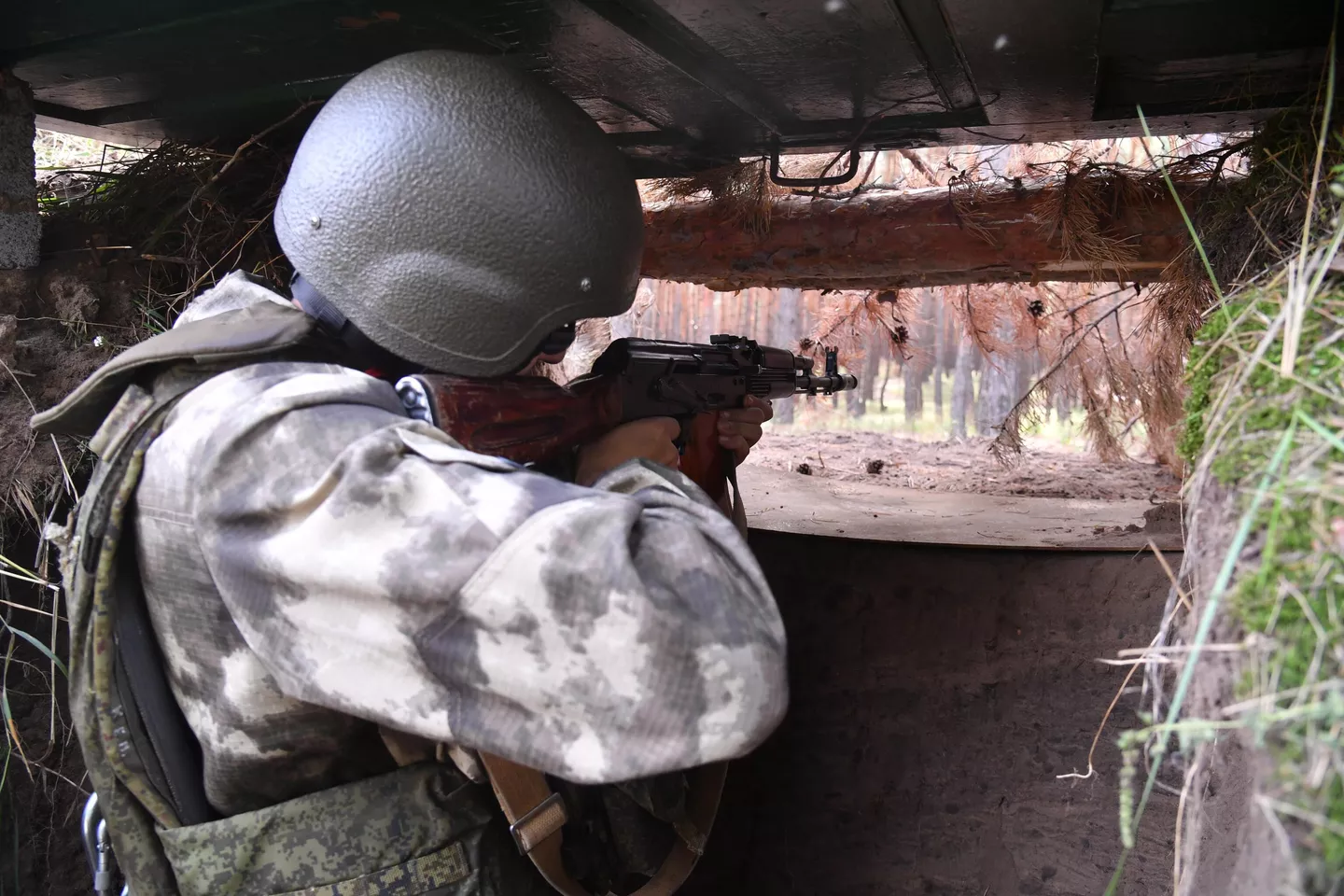 Боец 208-го казачьего полка Народной милиции ЛНР ведет наблюдение на позиции на окраинах Красного Лимана в ДНР