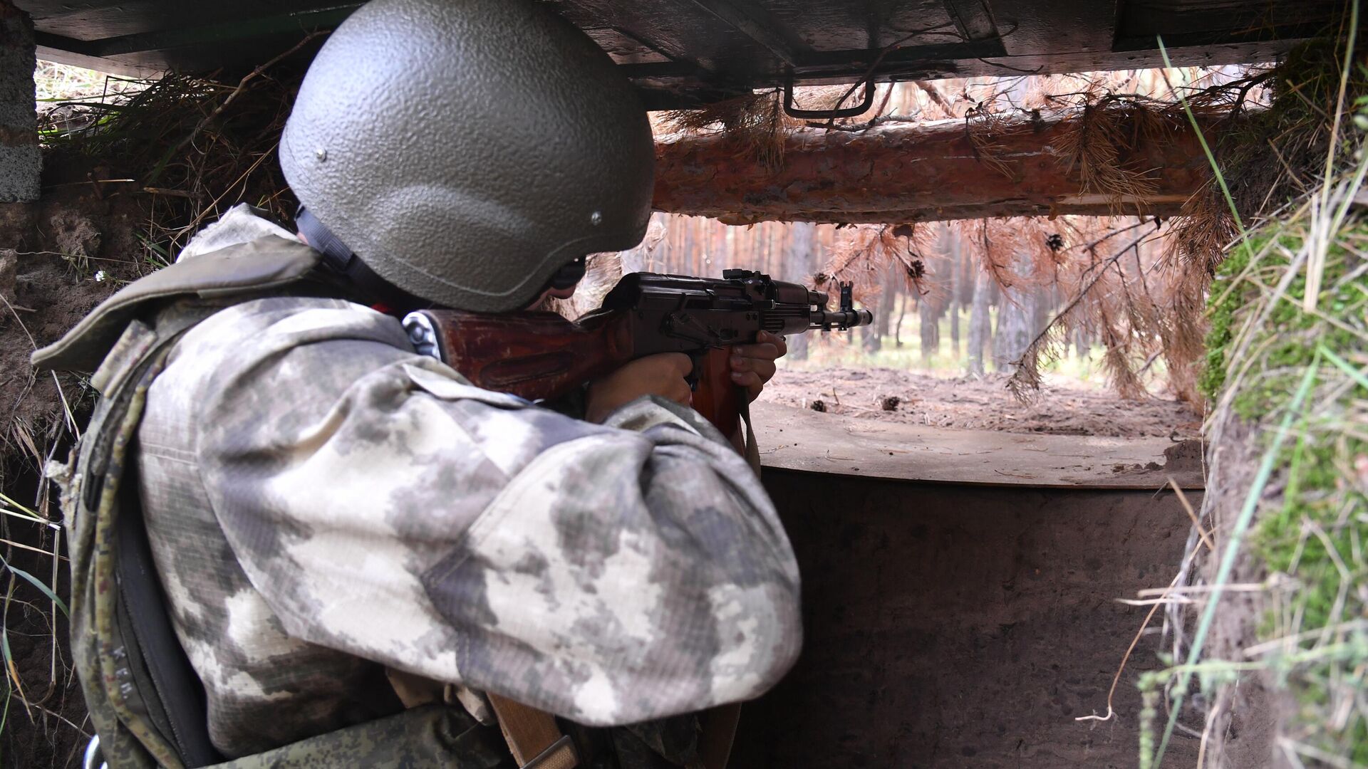 Боец 208-го казачьего полка Народной милиции ЛНР ведет наблюдение на позициях. Окраина Красного Лимана, ДНР - РИА Новости, 1920, 28.07.2023