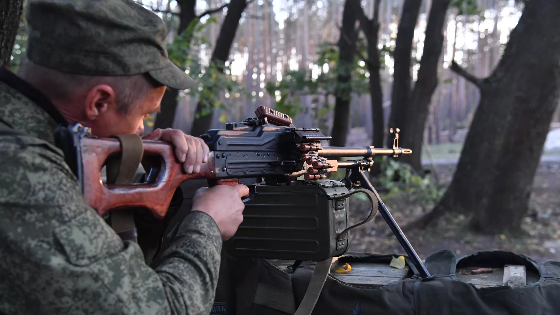 Пулеметчик подразделения Барс-16 (Кубань) на передовой на окраине Красного Лимана в ДНР - РИА Новости, 1920, 01.10.2022